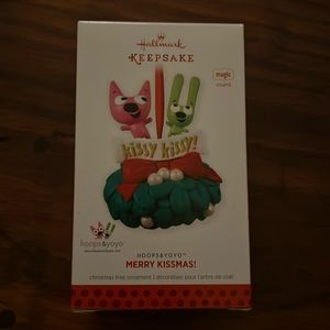 Hallmark keepsake hoops & yoyo merry kissmas